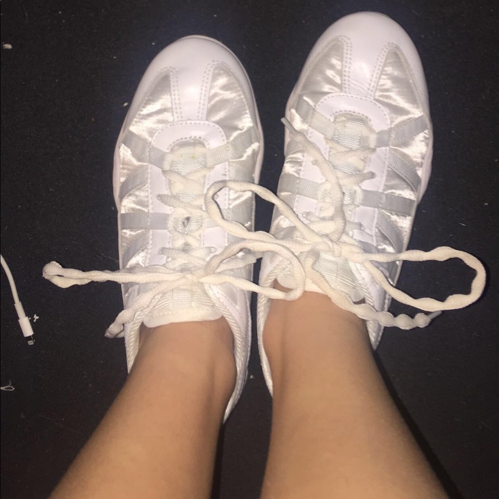 Cheer shoes